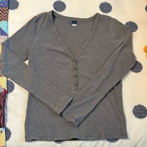 EUC gray ribbed v neck Henley